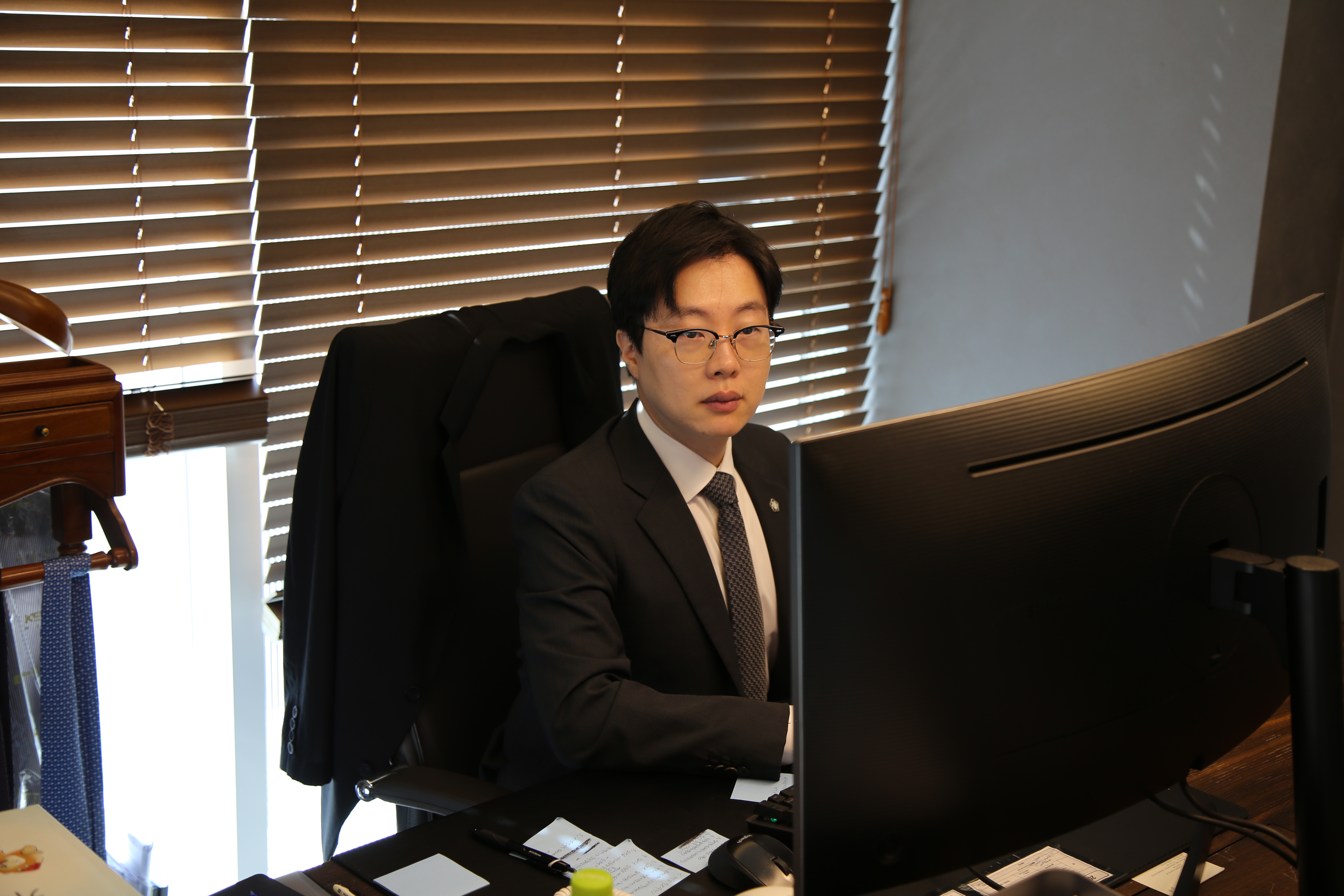 1204e650835ed244c04bad99be07d583_1754979128_1852.png 방배동직장성추행변호사 이세환 변호사 모니터 보는 사진