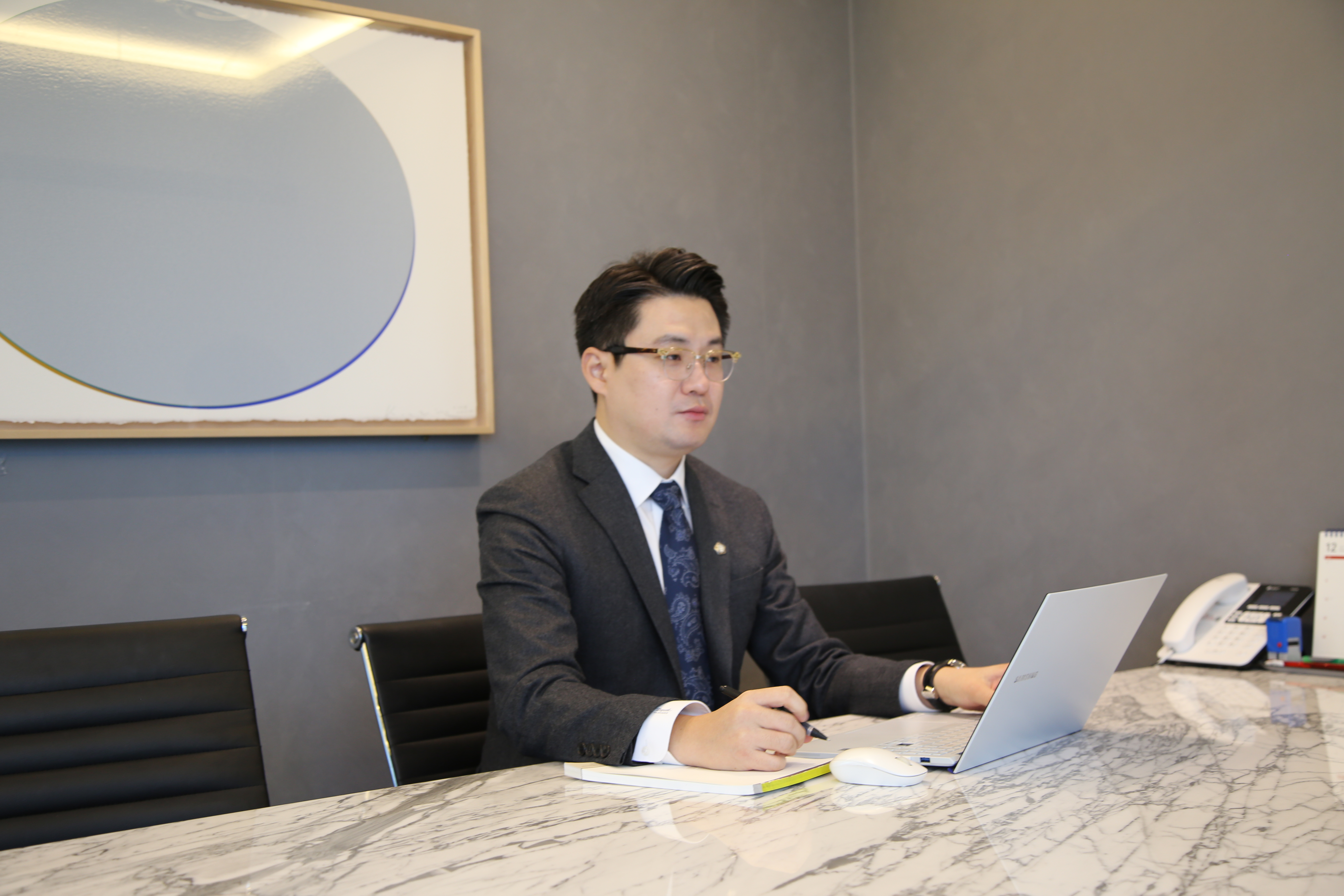 18b34195679ec00523d8081bd14aeb7a_1756281529_4913.png 도곡동성추행변호사 조원진 변호사 측면 사진