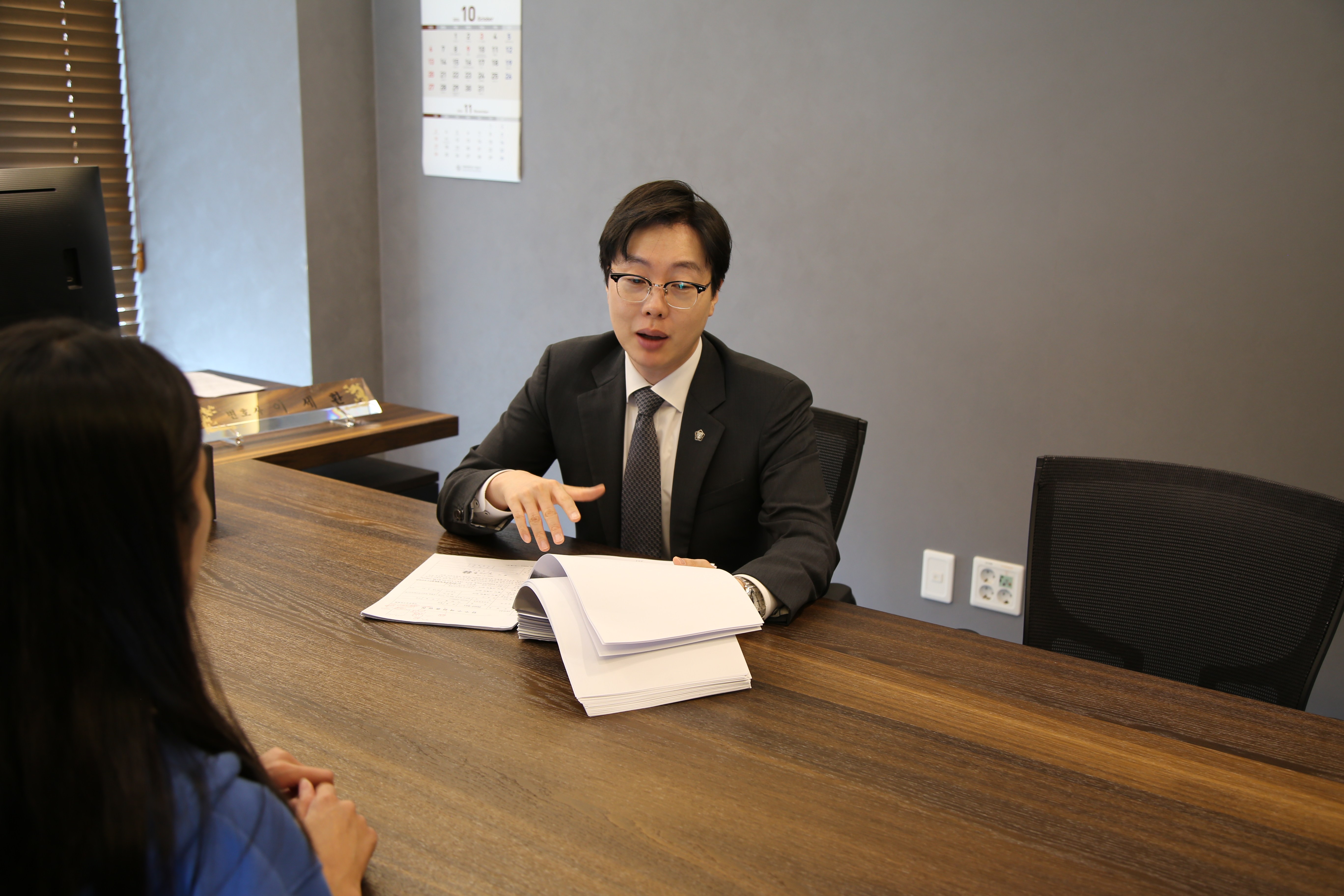 3d20ee52b66c4d315c73ca2fd37c4c13_1754469733_0495.png 금천디지털성범죄변호사 이세환 변호사 상담하는 사진