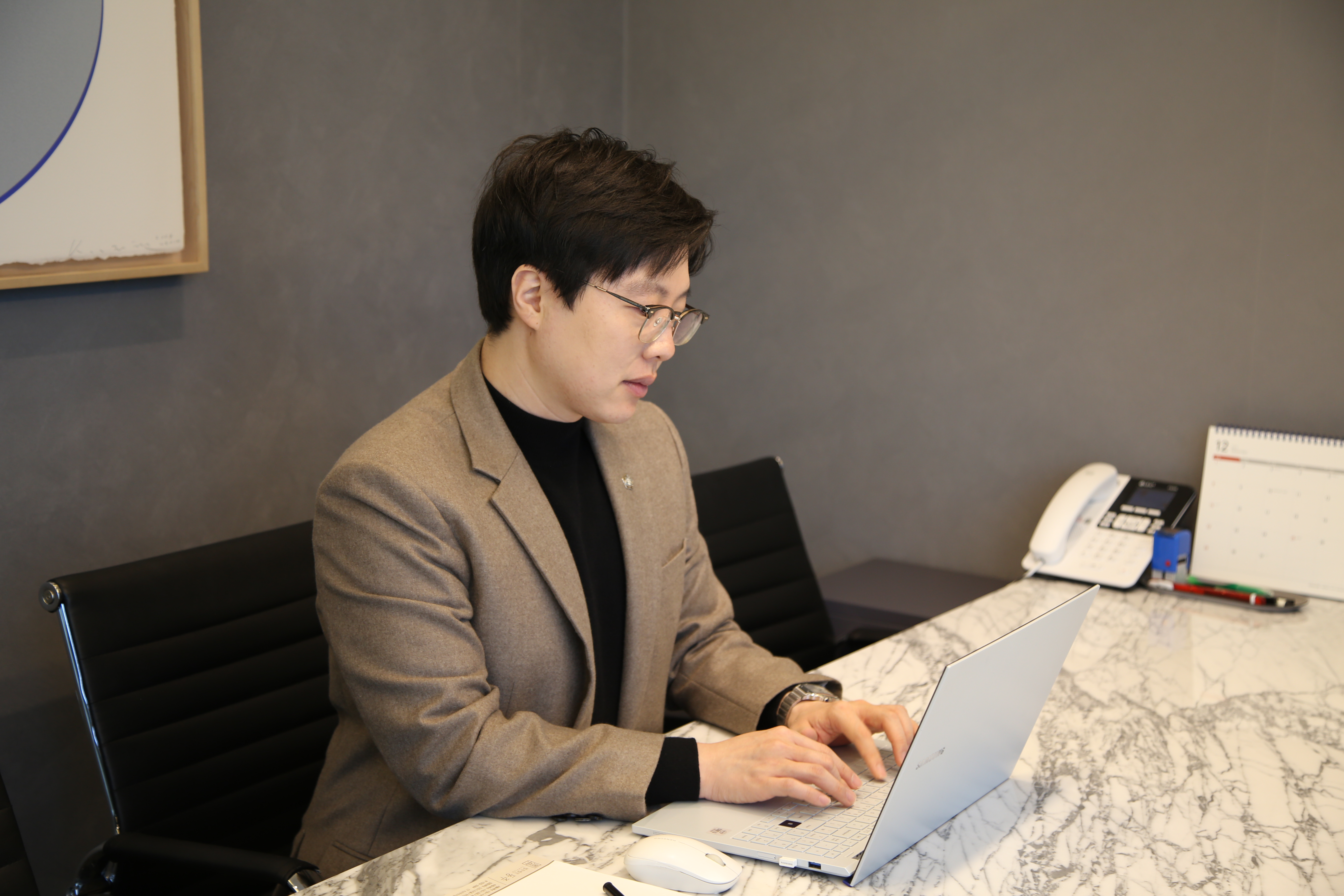 3d20ee52b66c4d315c73ca2fd37c4c13_1754470903_1113.png 동작구강제추행변호사 이세환 변호사 서류 보는 사진
