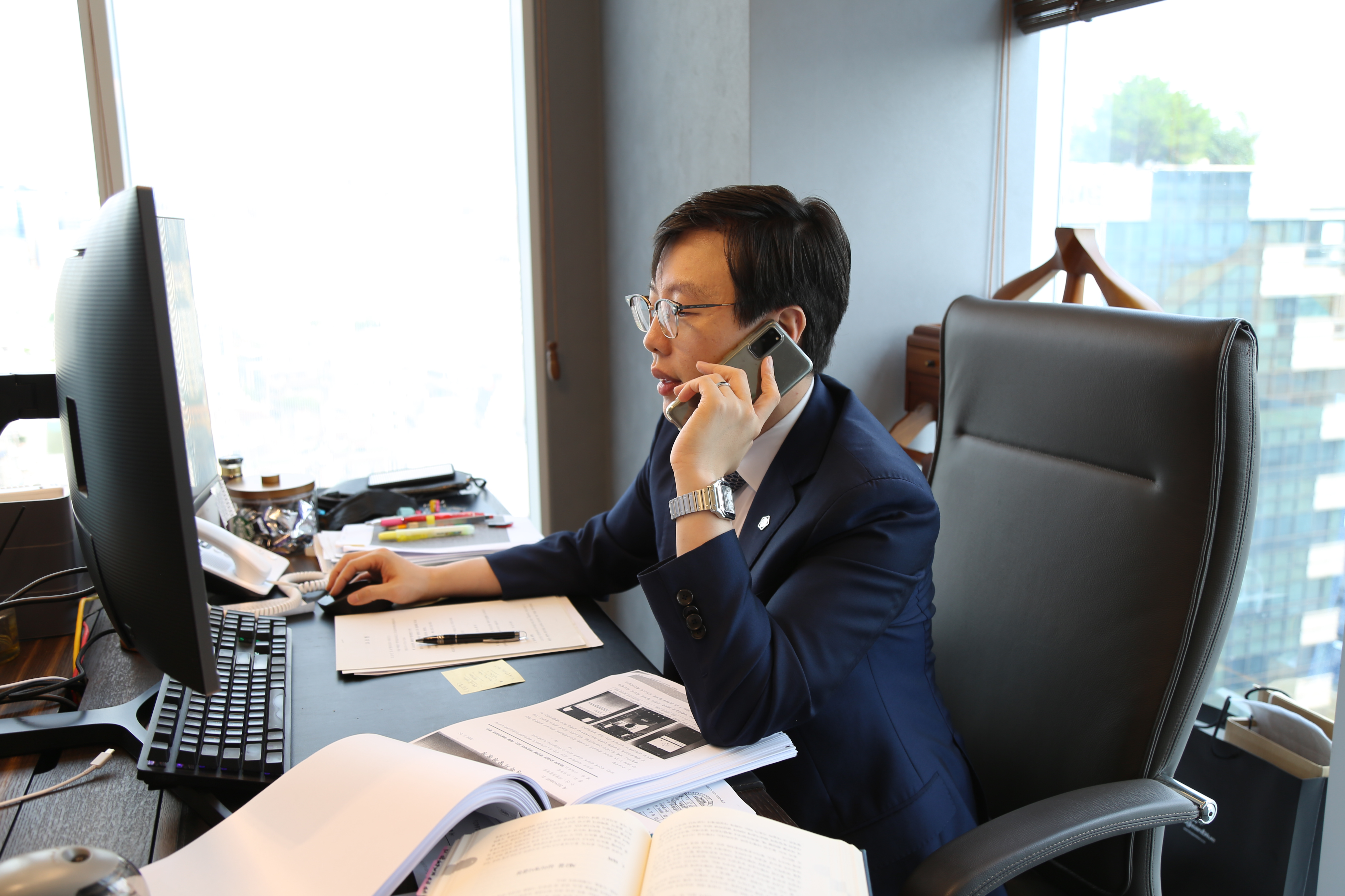 5cd56de428b010f425adefa14eefd716_1755159131_6907.png 가양동디지털성범죄변호사 이세환 변호사 전화 받는 사진
