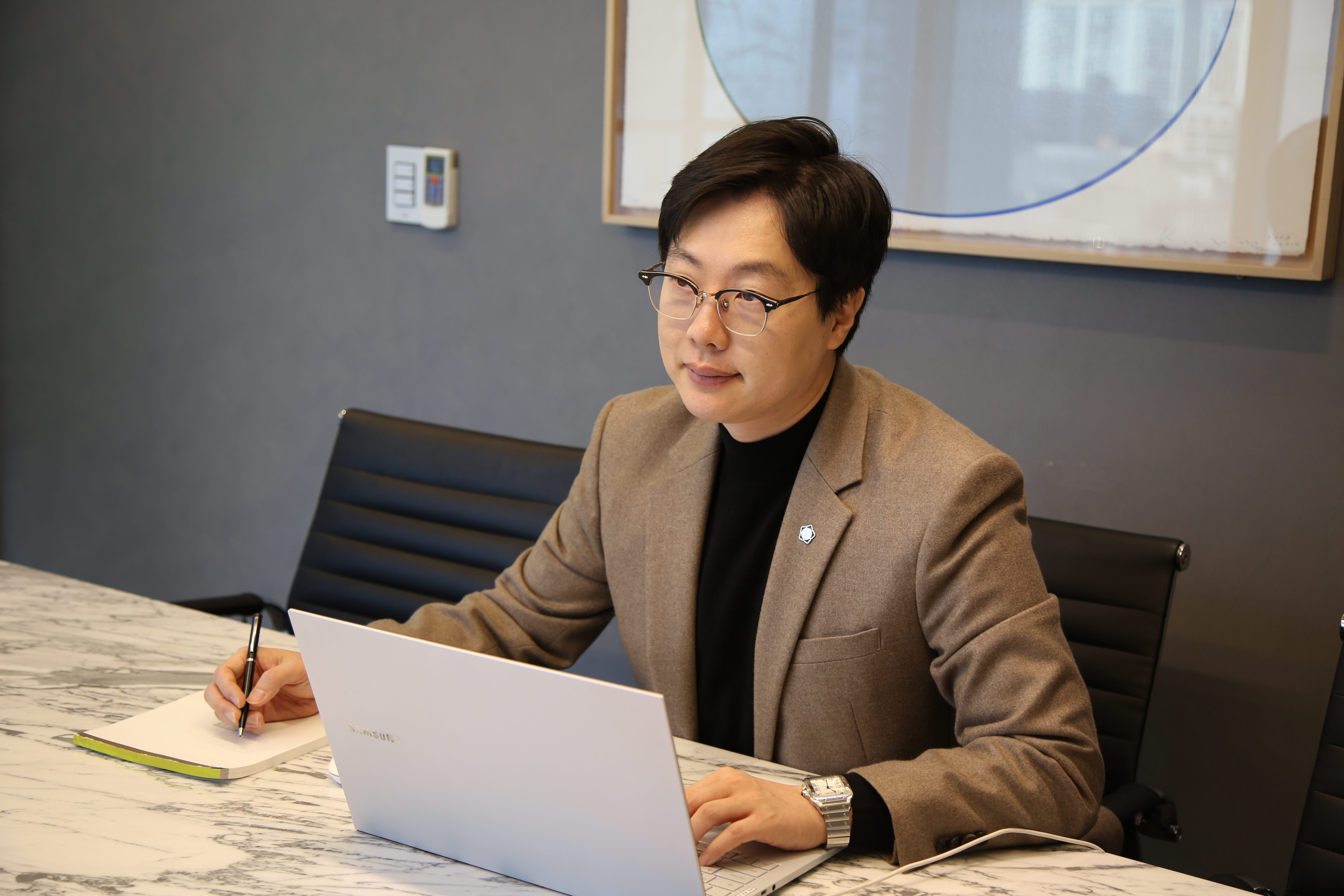 e584258a504d7b1aa1be8affdcb06ea3_1754556728_2904.png 영등포몰카변호사 이세환 변호사 상담 진행하는 사진