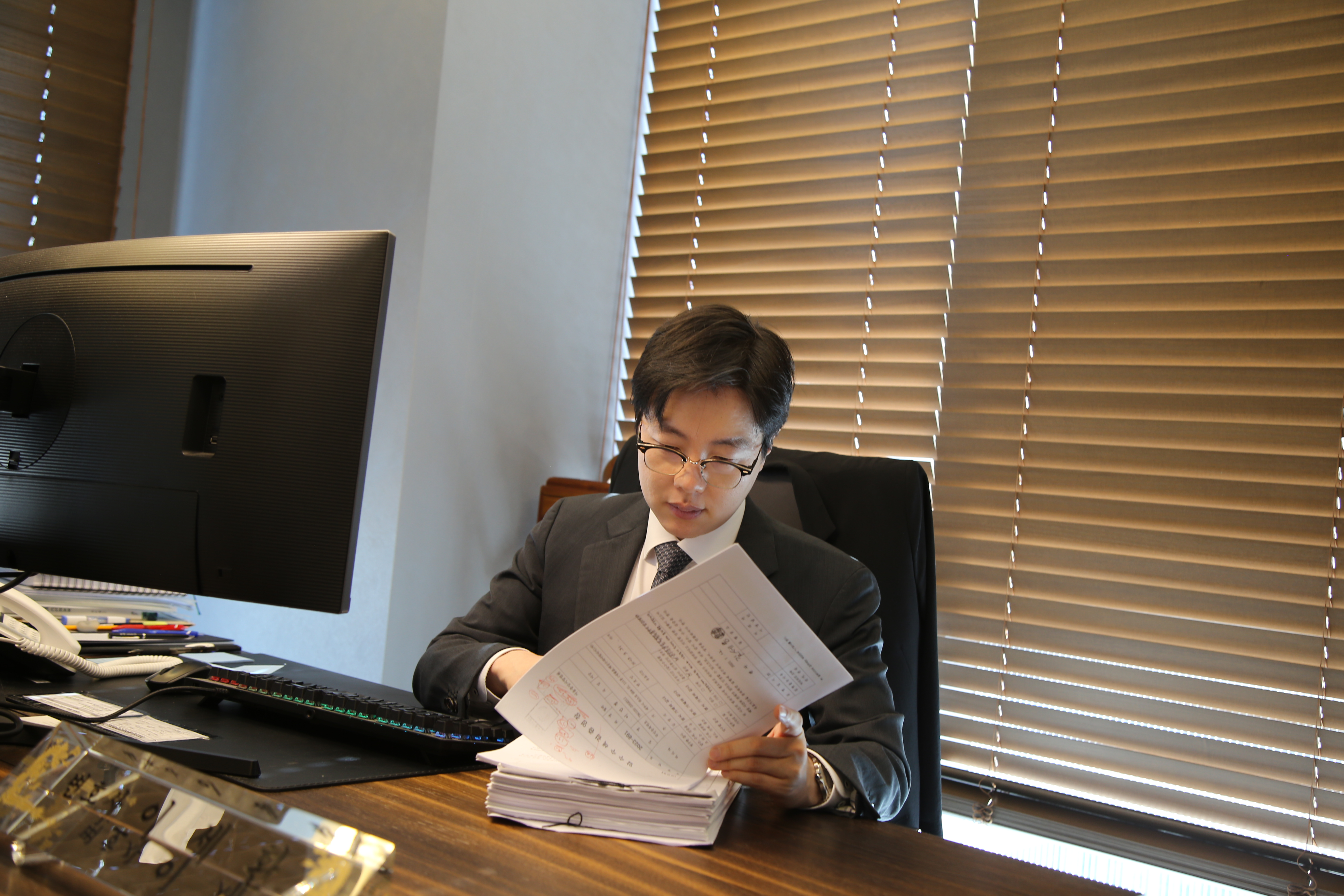 fdf17db8ec8d8811c3a6e83b1ae35648_1754639954_7011.png 포천성추행변호사 이세환 변호사 서류 보는 사진