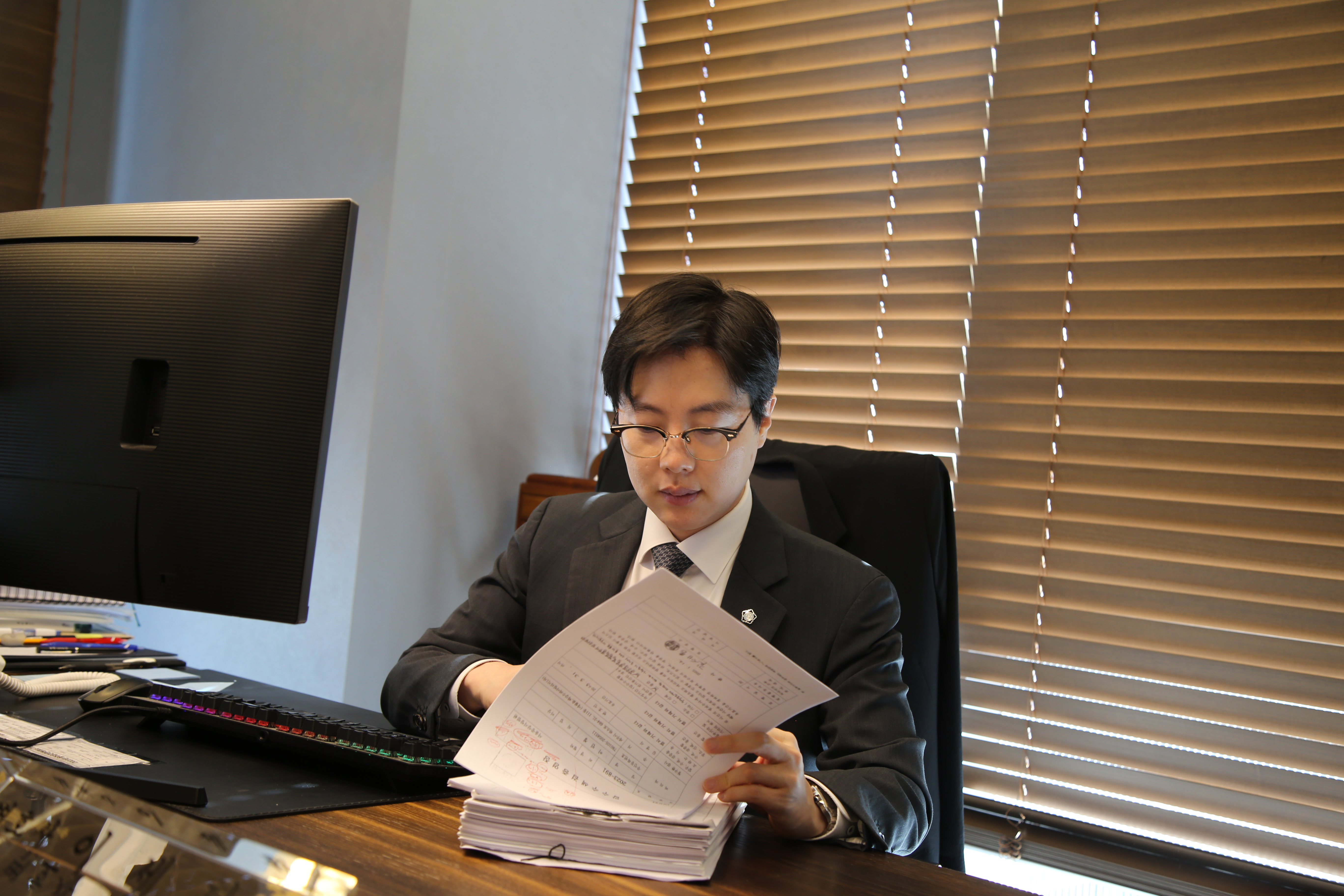 2e52cfda6f8b6e2c09967216056c4d4d_1756715671_3731.png 화곡동성추행변호사 이세환 서류 보는 사진