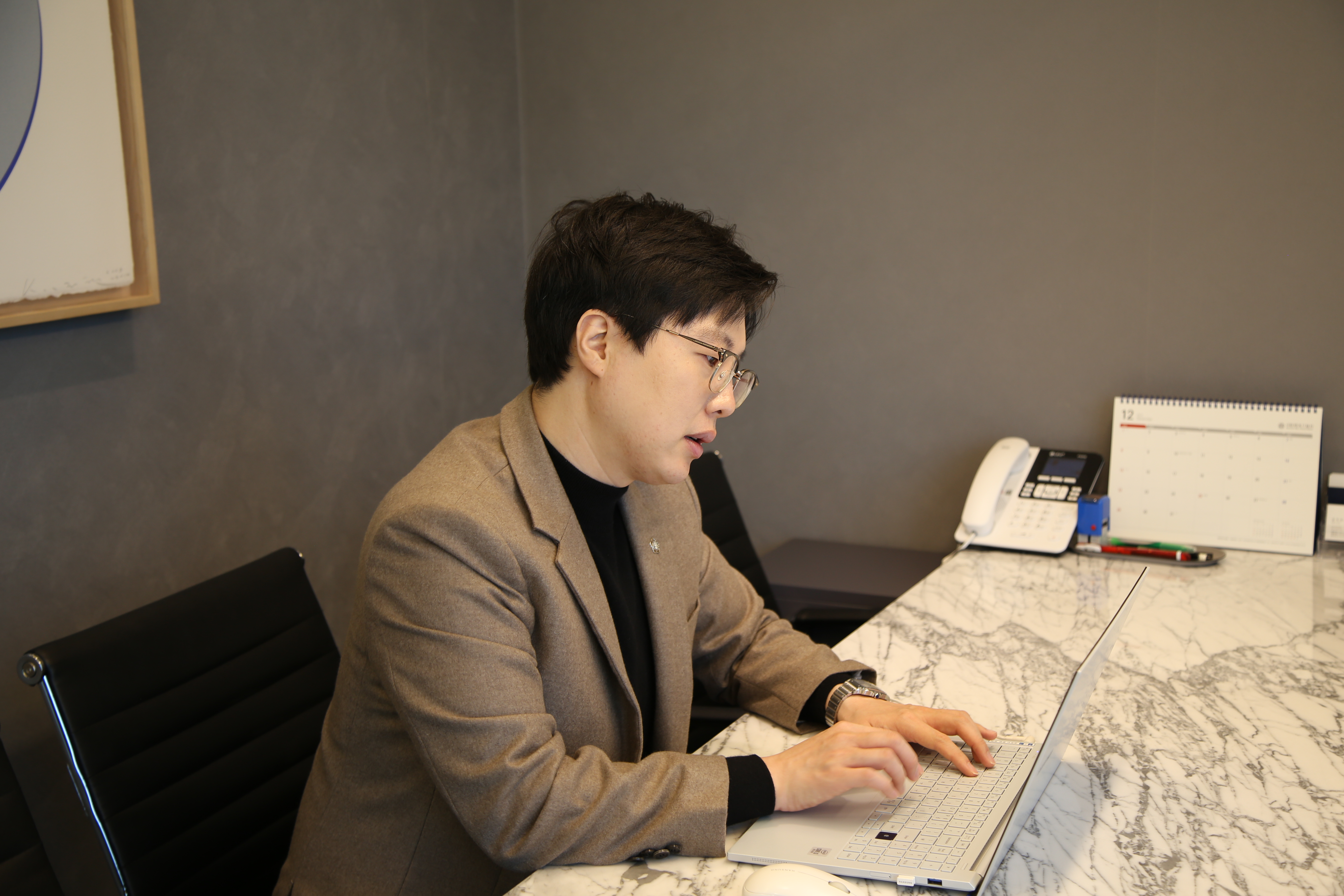 91ca1c08f2f6da94416e3c7f16343205_1757663690_977.png 방이동강간변호사 이세환 변호사 노트북 보는 사진