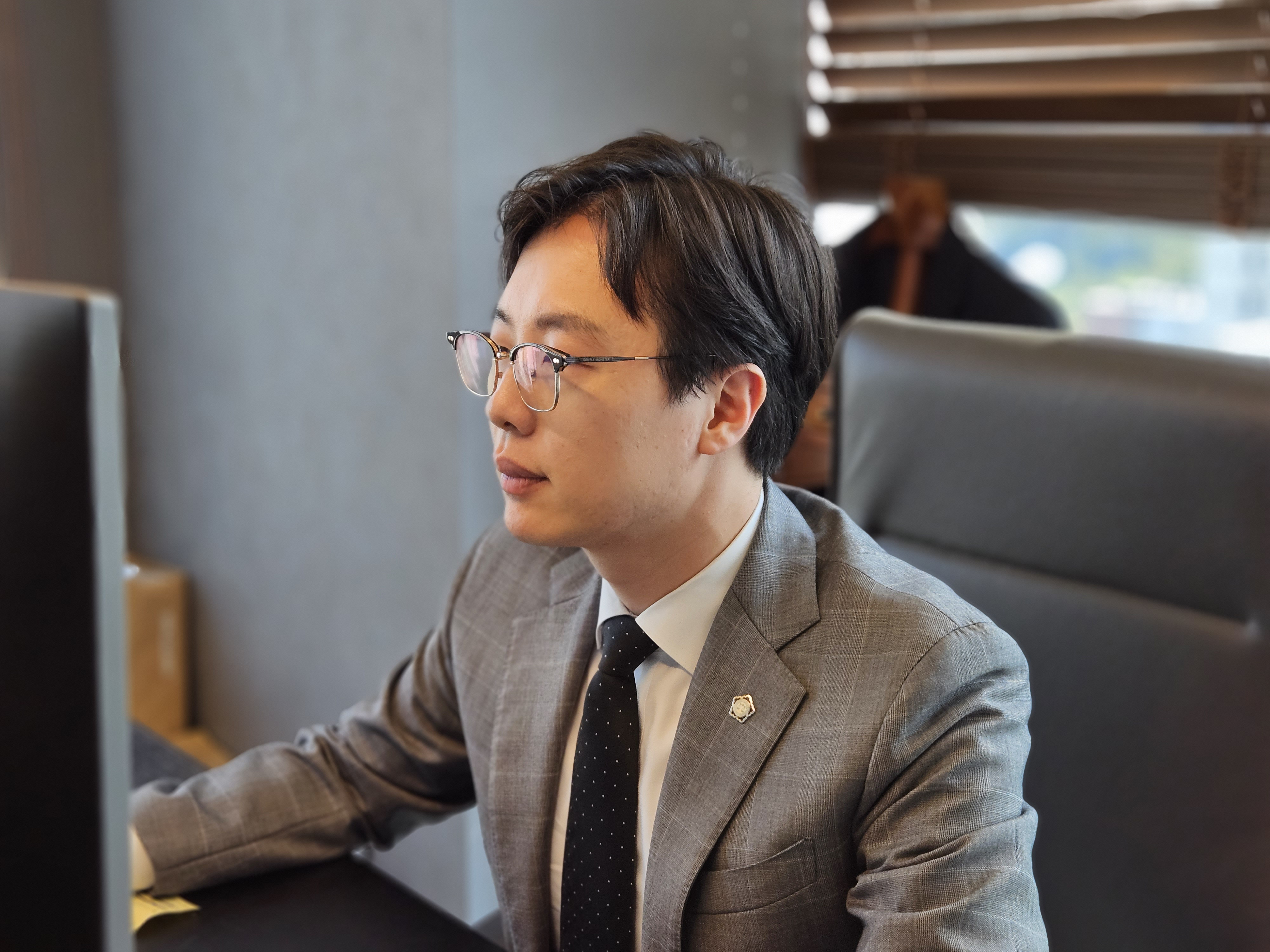 c6864472111cf03778525c75e03f4994_1760517954_1225.png 팔달성매매변호사 이세환 변호사 모니터 보는 사진