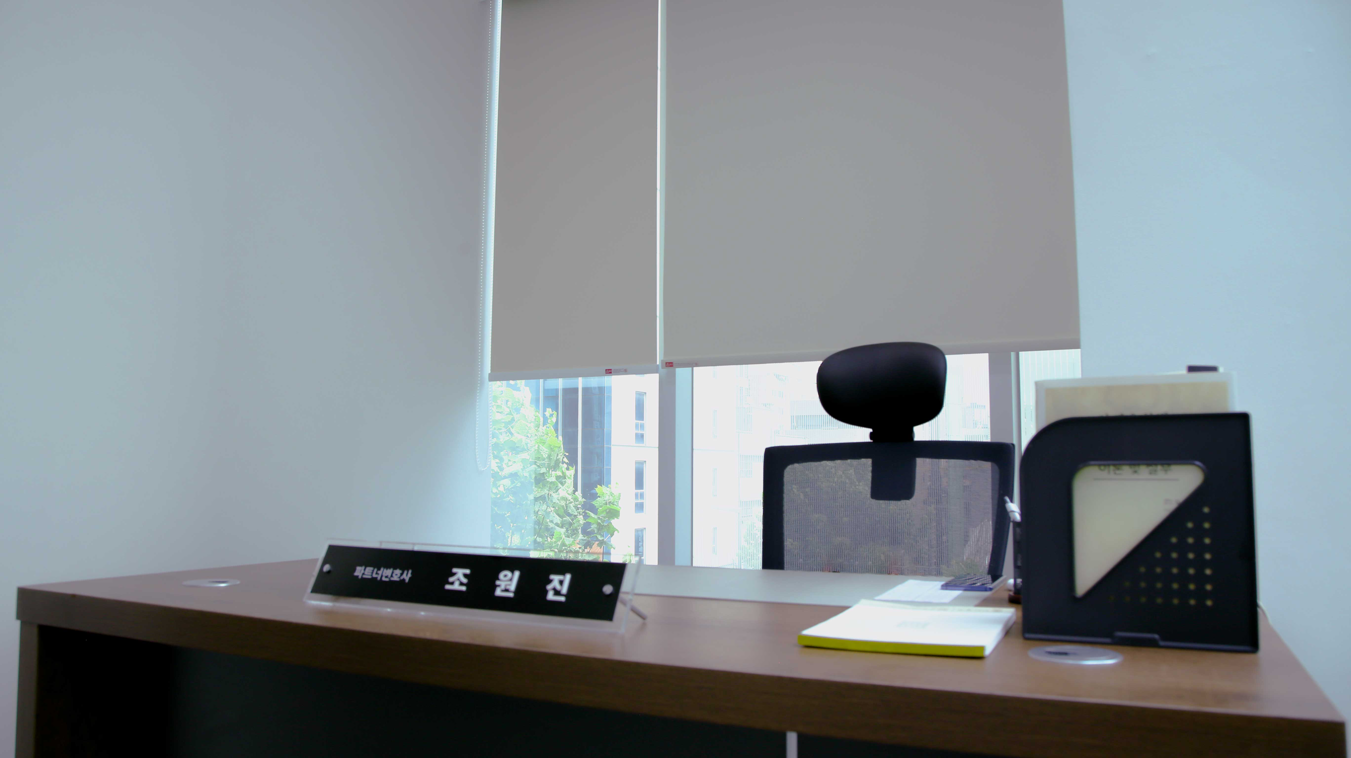 f3116d4d8eb255a7daba64999639a4f8_1761551395_8699.png 법무법인 동주 사무소 내부 조원진 변호사 사무실 사진