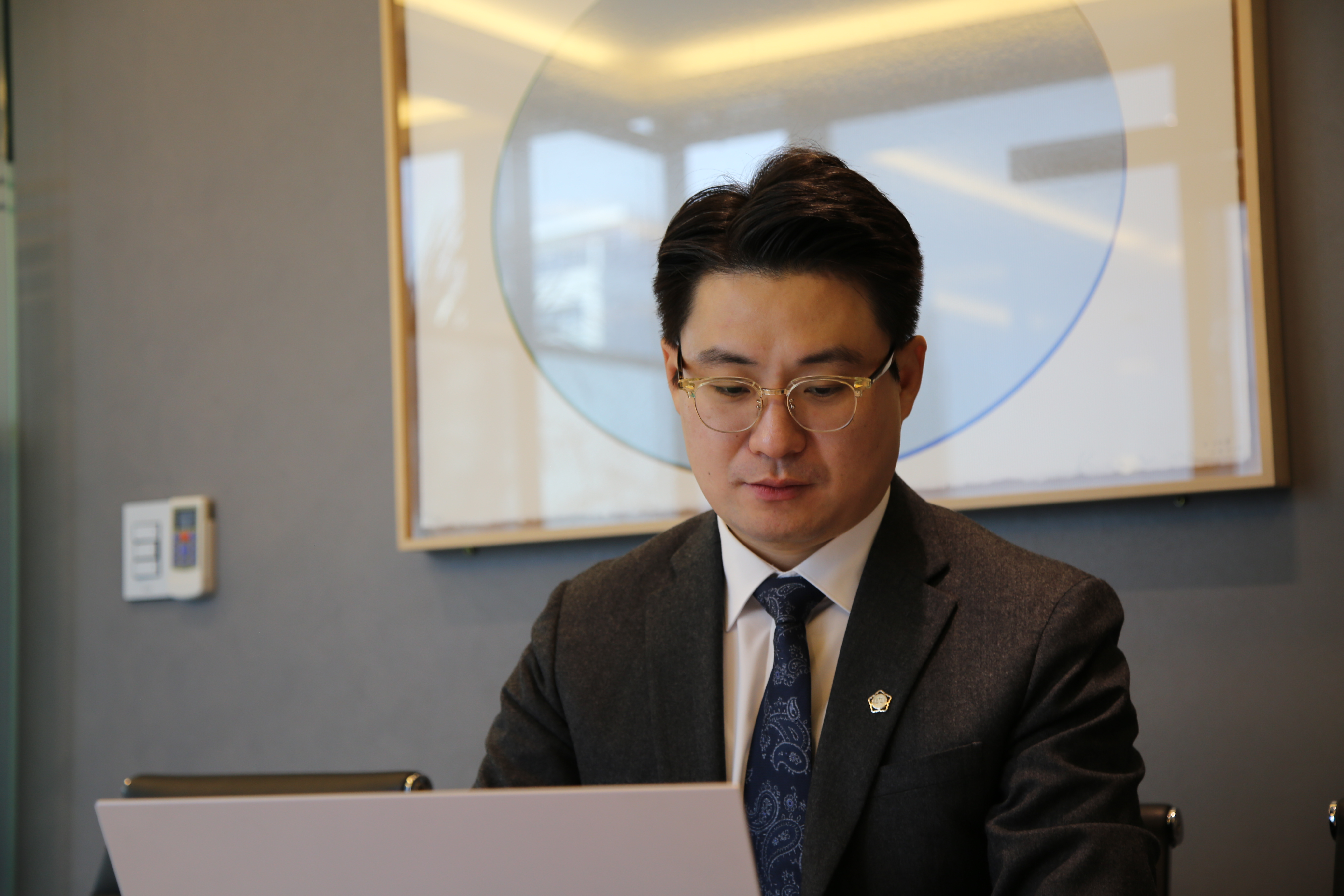 dac777782c3f15a3b579edb14f0e165b_1762330581_1227.png 파주강간변호사 조원진 변호사 노트북 보는 사진