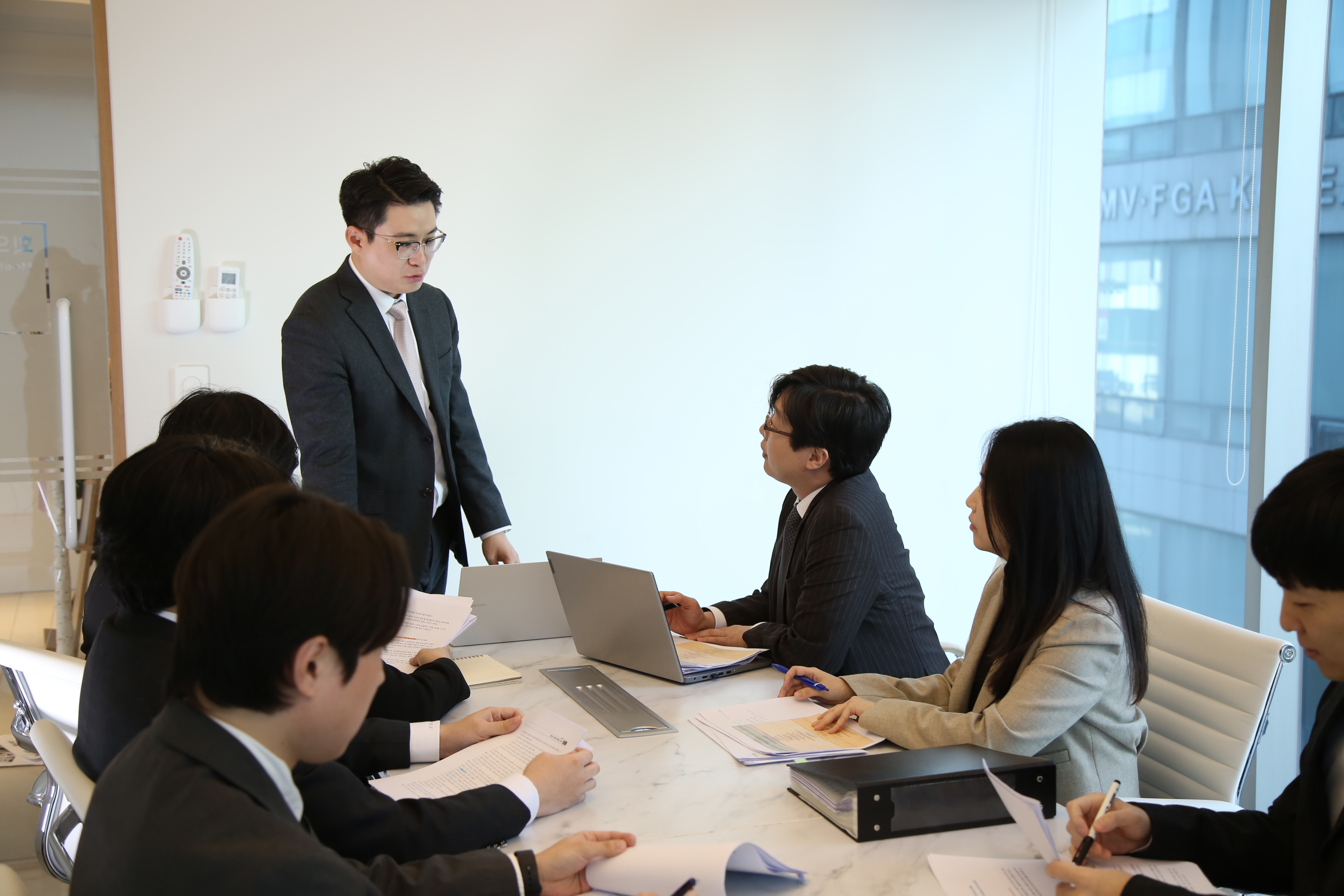성범죄전문변호인단의 피해자 합의 및 자료 분석 장면
